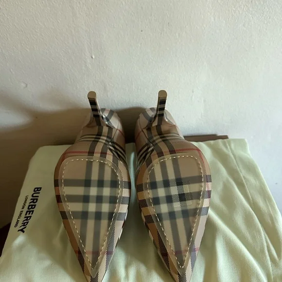 Burberry Aubri Patent Pump in Classic Archive Beige